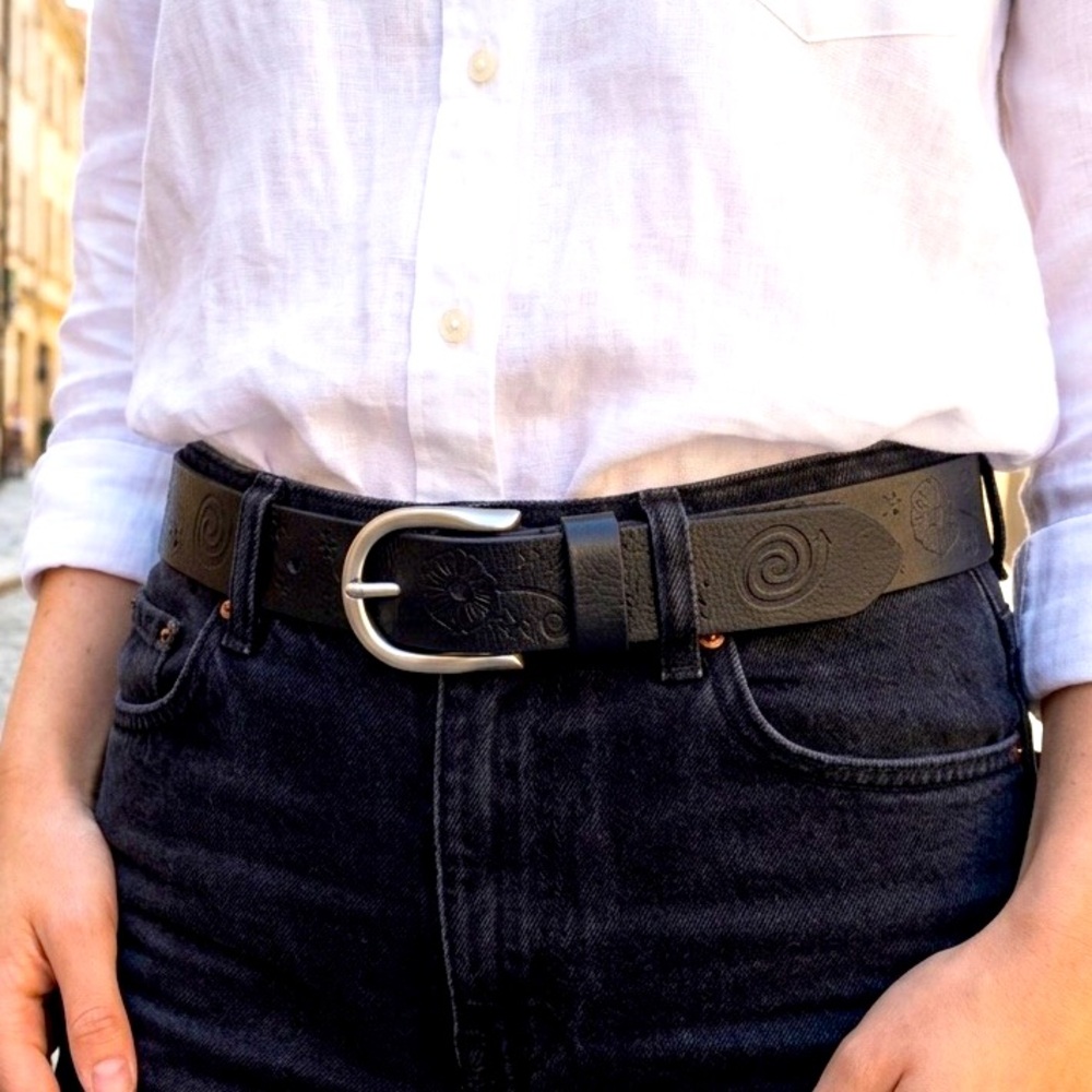 Izette Genuine Leather Women’s Belt Embossed Floral Detail Made in Canada Size M